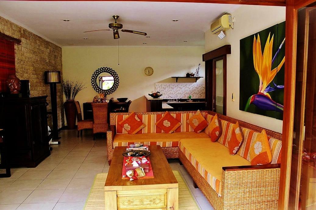Villa Heliconia Семіньяк Екстер'єр фото